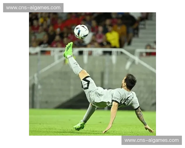 马伦凌空倒钩憾失帽子戏法，罗马主场沸腾致敬双响功臣